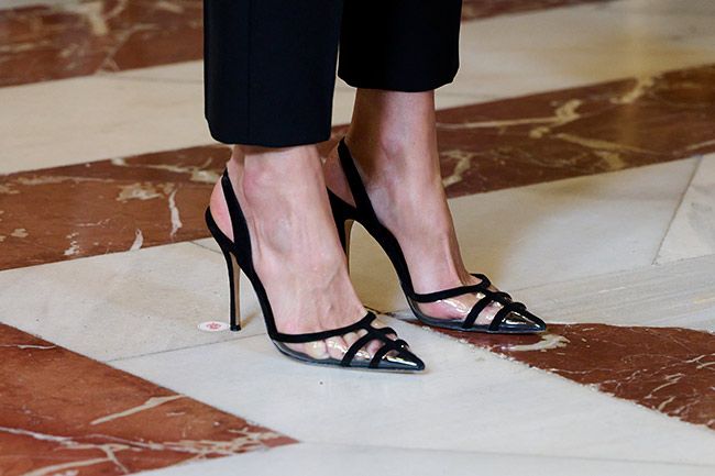 Can we talk about Queen Letizia's super sexy shoes - her outfit is peak ...
