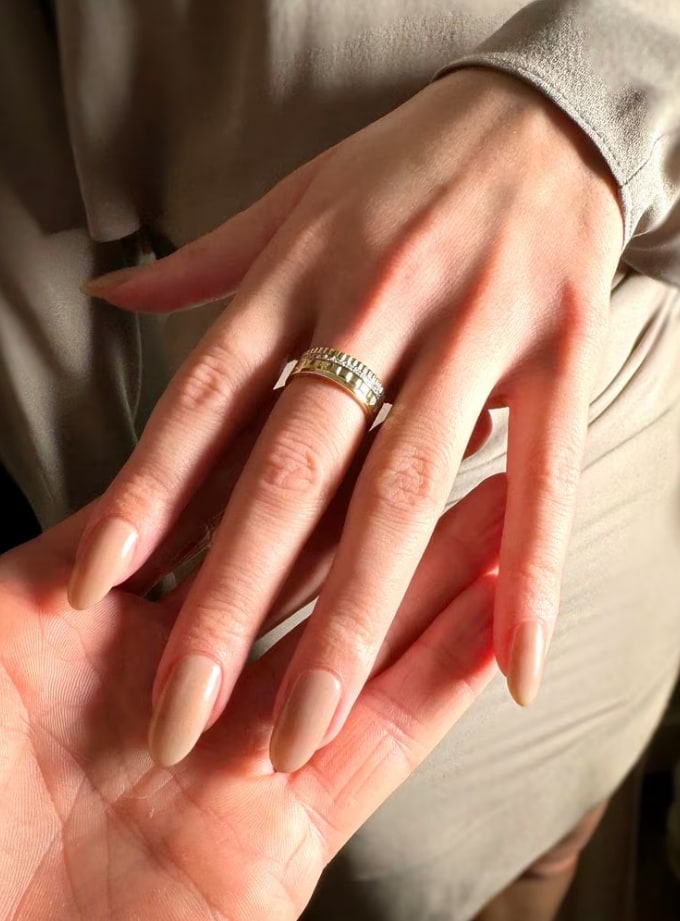 hailee steinfeld latte nails by tom bachik