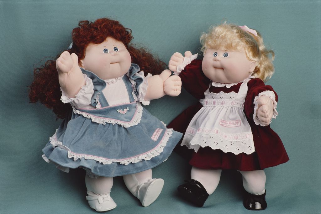 Two Cabbage Patch Kids, une ligne de poupées souples et sculptées inventée par Xavier Roberts, juillet 1987. (Photo de Barbara Alper/Getty Images)