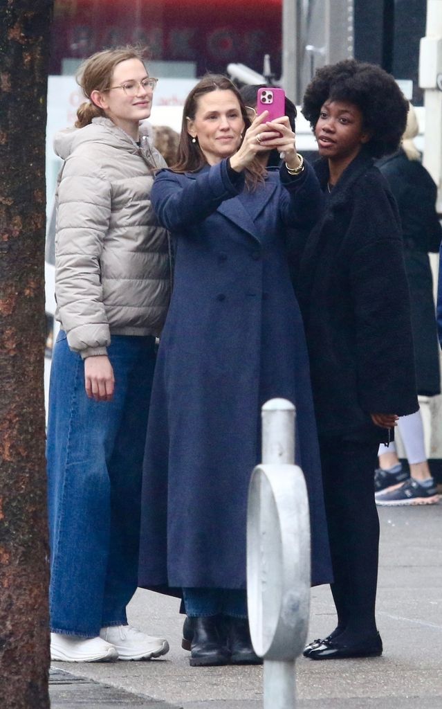 BGUK_3208204 - New York, NY  - *EXCLUSIVE*  - Jennifer Garner and maskless daughter Violet towers over her mom during an outing with friends in rainy Downtown Manhattan. At one point Jennifer took a selfie with her daughter and friends.