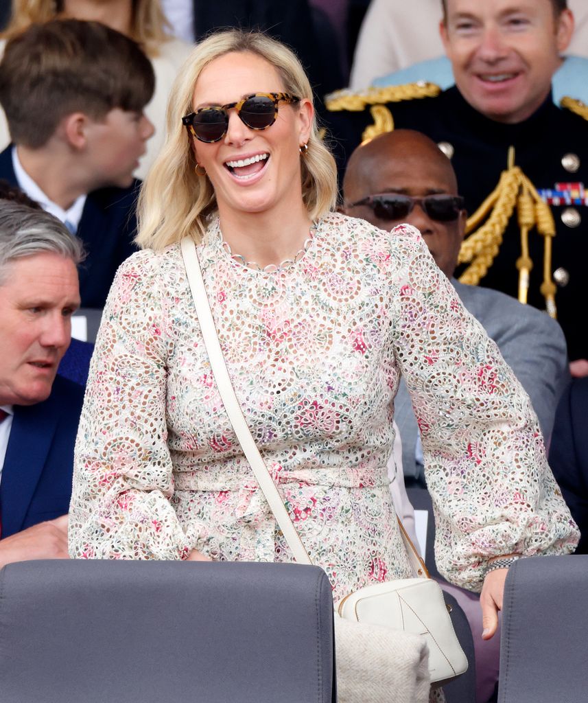 Zara Tindall dans les tribunes de personnes assises en robe à fleurs