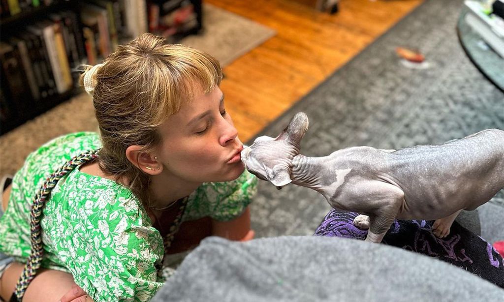 Sosie Bacon kisses her cat's nose in sweet photo