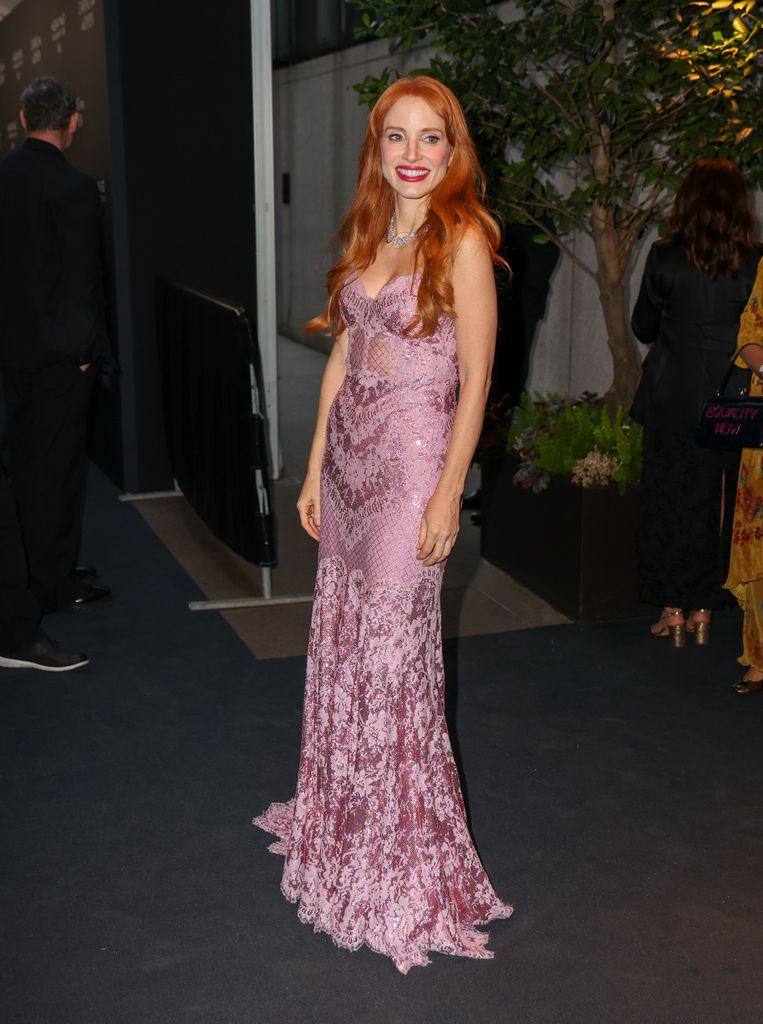 jessica chastain champions SS26-approved romantic aesthetics with her chosen Gucci gown in pink