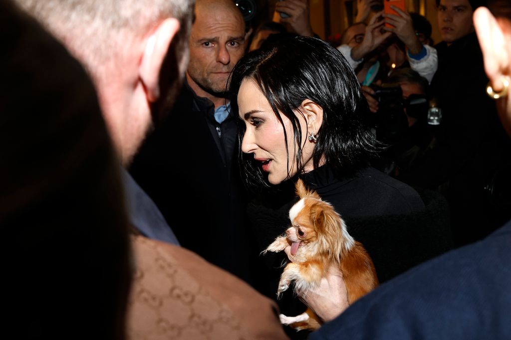 Demi Moore portant son petit chien pilaf
