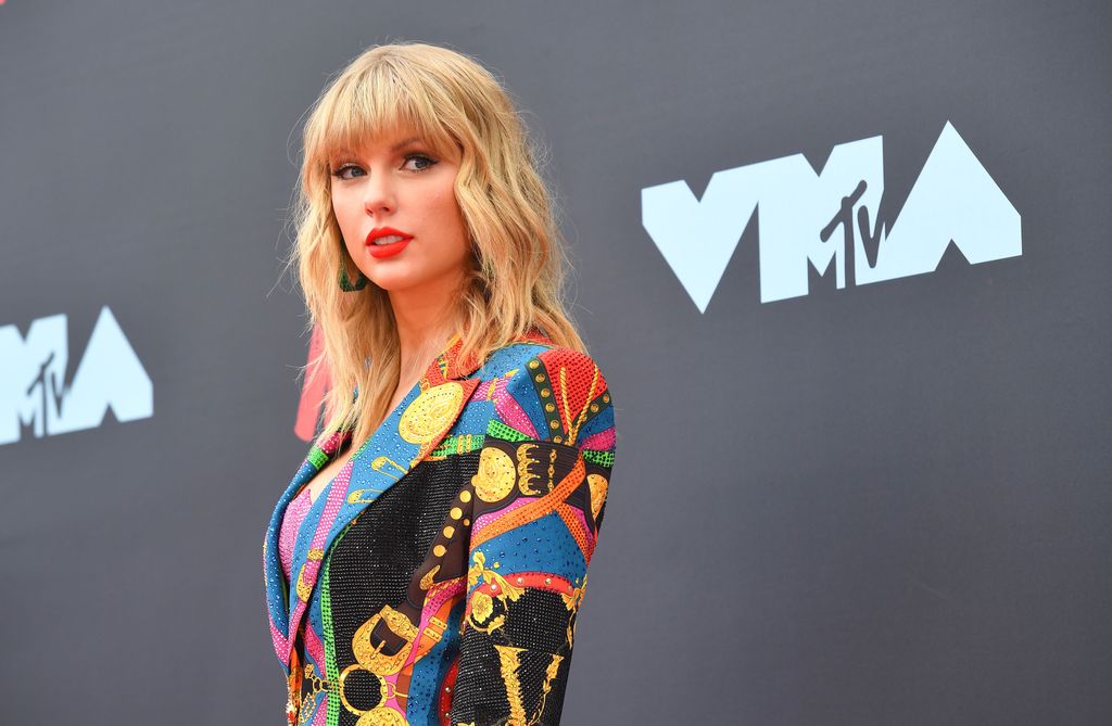 Taylor Swift wears colourful outfit
