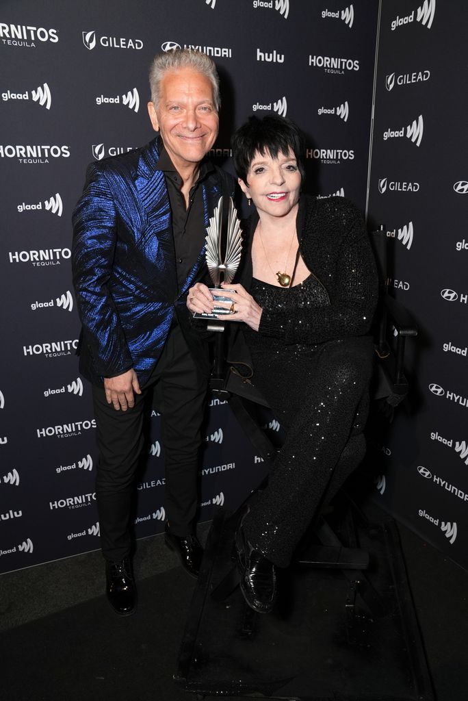photo de Liza Minnelli tenant un prix à côté de Michael Feinstein