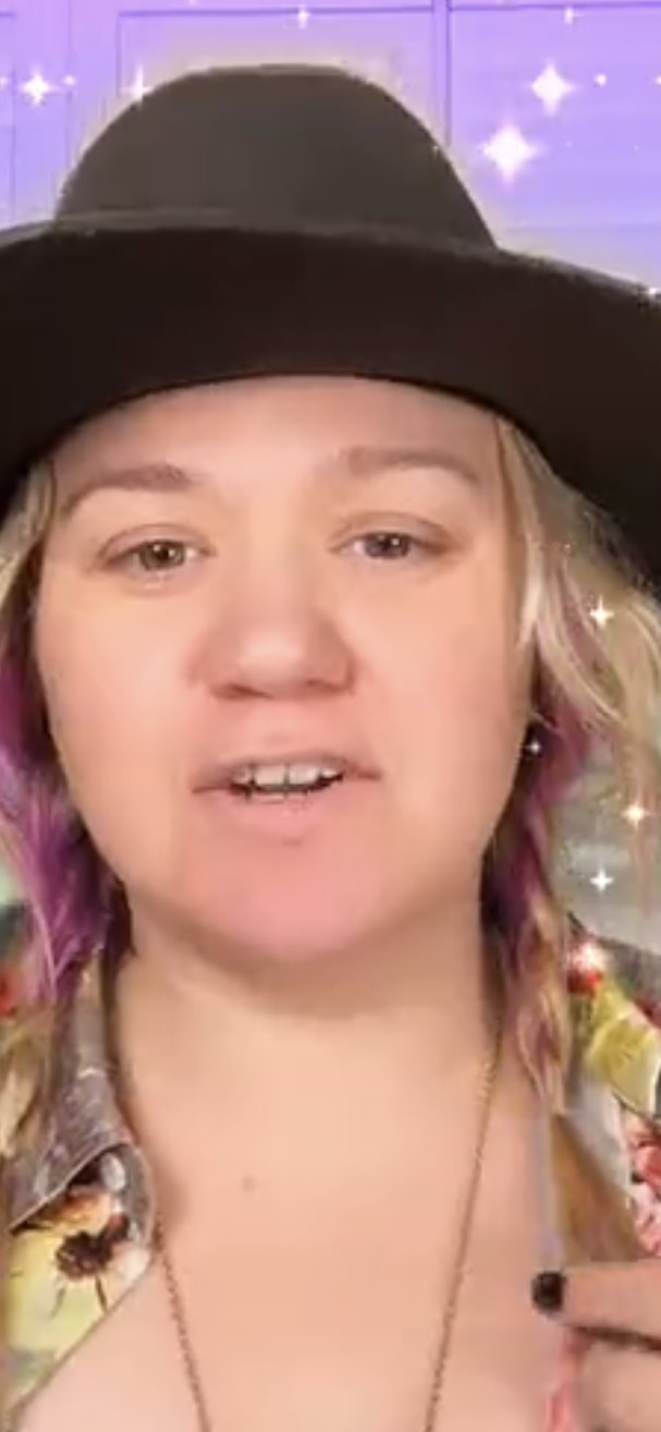Kelly Clarkson makeup free
