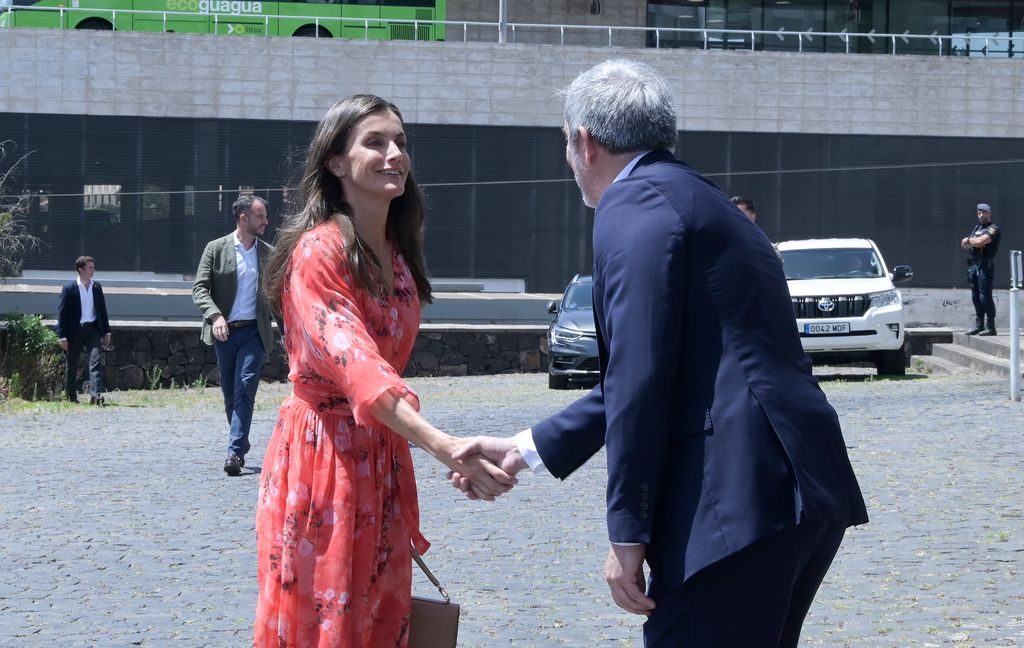 Queen Letizia and the President of the Government of the Canary Islands, Fernando Clavijo, shaking hands