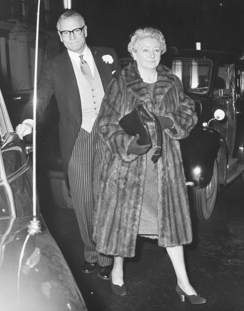 Découvrez les 3 mariages de Laurence Olivier avec de grandes actrices britanniques 2 Photo en noir et blanc de Laurence Olivier et Jill Esmond assistant à un mariage