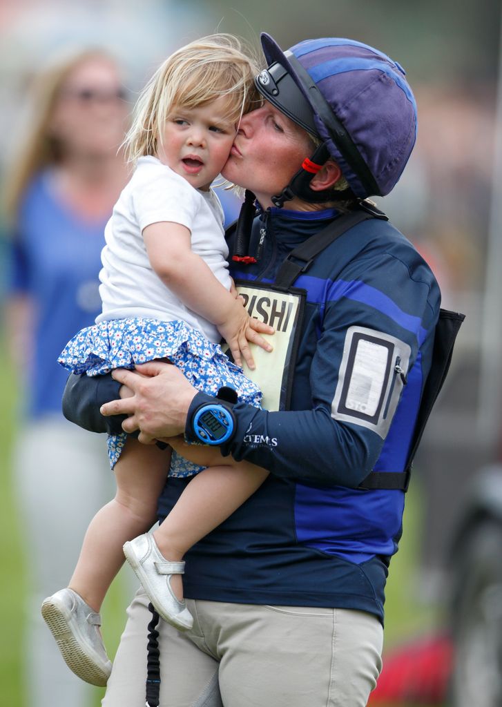 Zara Tindall mencium putri Mia di pipi