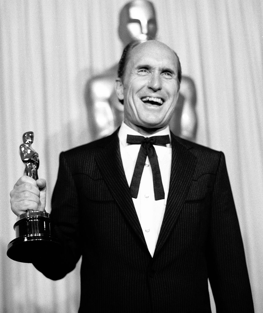 Robert Duvall décède « paisiblement chez lui » à l'âge de 95 ans alors que sa famille publie une déclaration émouvante 3 L'acteur dans les coulisses après avoir reçu son Oscar en 1984