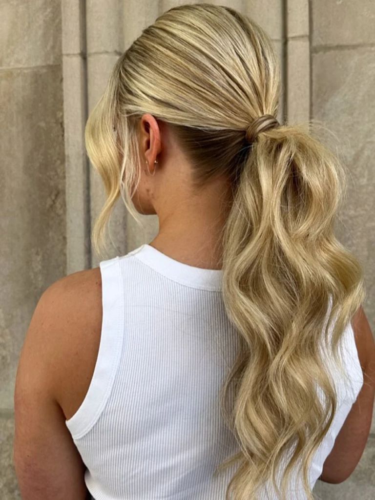 @alexbrownhair shares her loose curled ponytail hairstyle