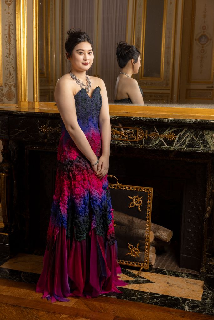 Roxie Zhao wers a red and blue strapless gown