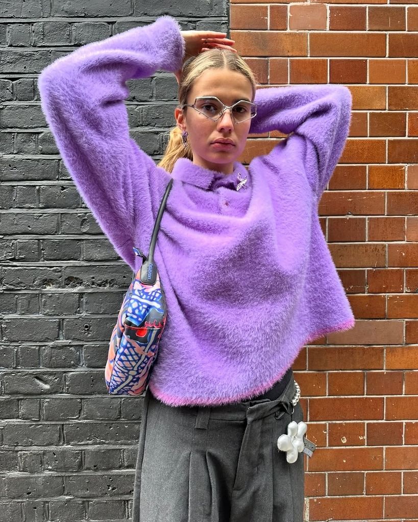Influenceur en tricot violet