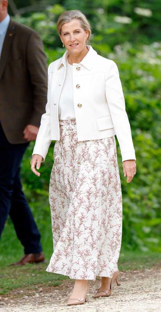 The Duchess of Edinburgh memasangkannya dengan gaun lipit yang indah