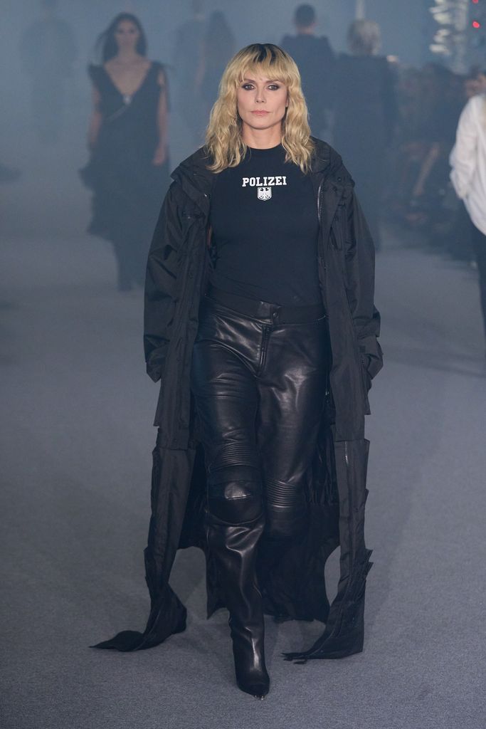 Heidi Klum estreia desfile com franja andando na Vetements durante a semana de moda de Paris, setembro de 2024