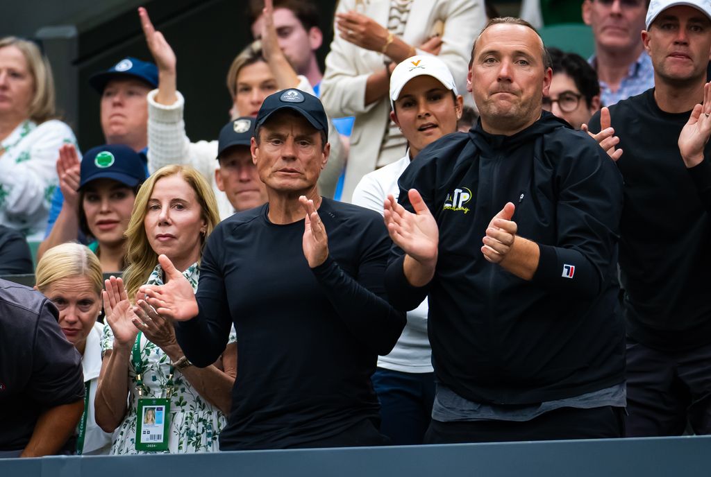 people clapping at tennis match