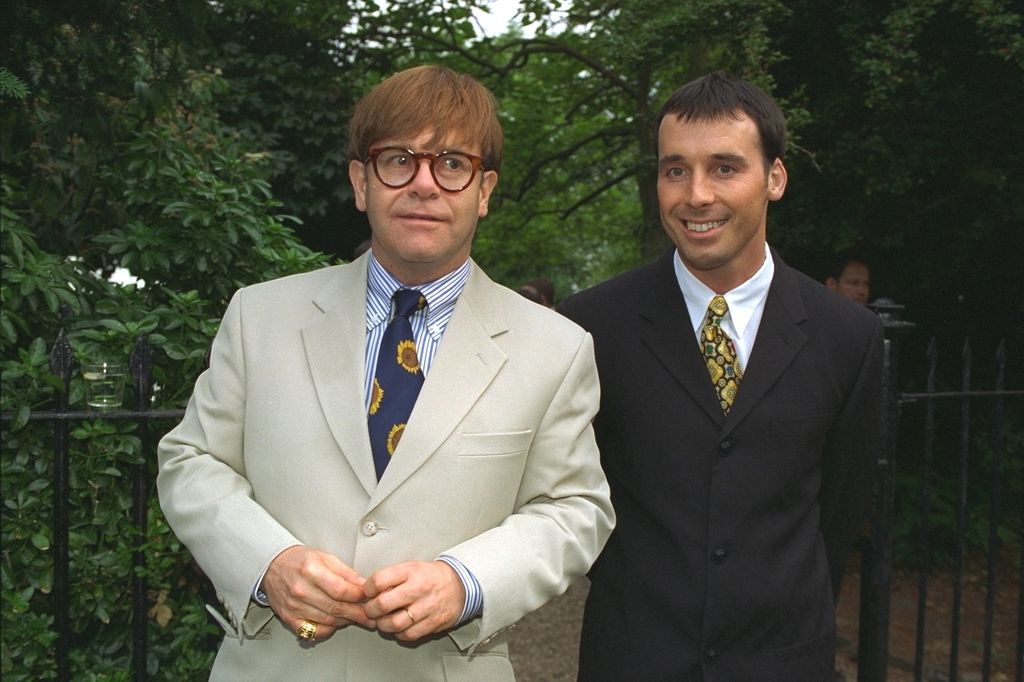Elton et David (photographiés en 1996 lors d'une fête à Chelsea) sont ensemble depuis plus de 30 ans.