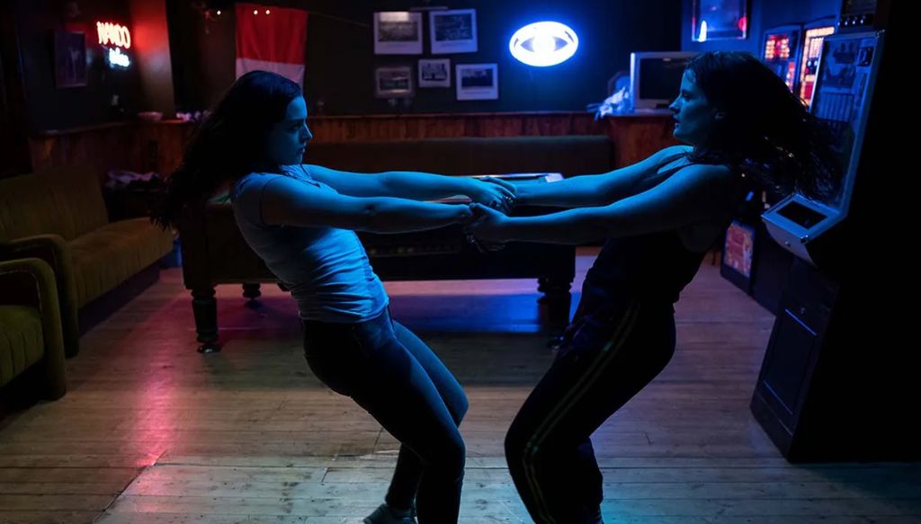 Nora-Jane Noone et Nika McGuigan dansant dans un cliché de Wildfire