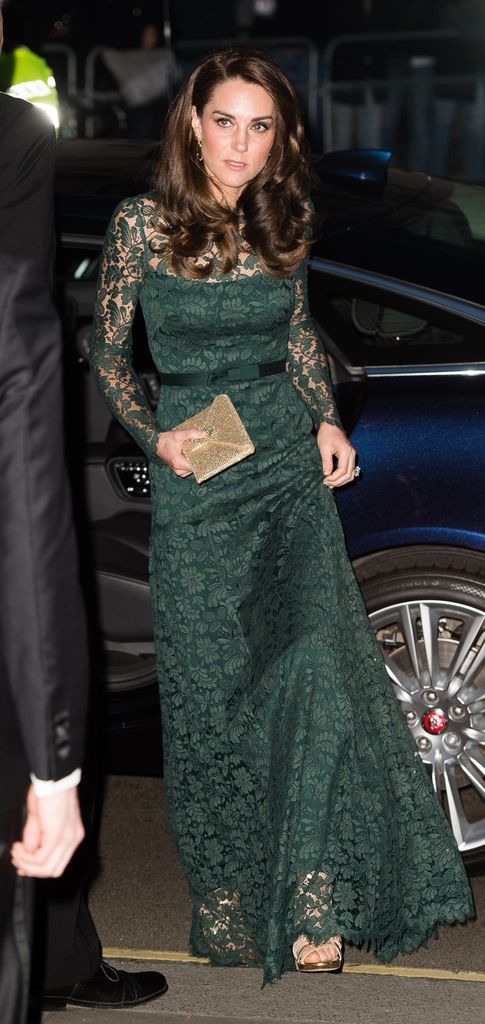 Les talons aiguilles Jimmy Choo dorés à 700 £ de Kate Middleton sont ses chaussures les plus intrépides à ce jour 1 La royale était magnifique dans ses talons Jimmy Choo en 2017