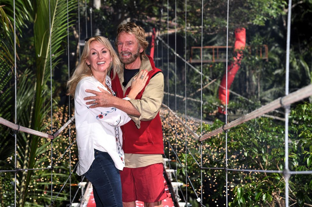 Liz et Noel Edmonds embrassant sur un pont Wodden