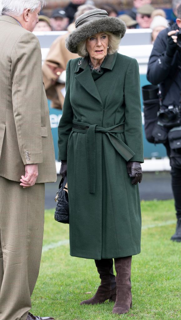 La reine Camilla vient de porter son sac Dior de 2,6 000 £ avec des bottes hauteur genou de John Lewis 2 La reine Camilla à la journée de course caritative de Jamie's Farm à l'hippodrome de Plumpton le 23 février 2026 à Plumpton, en Angleterre