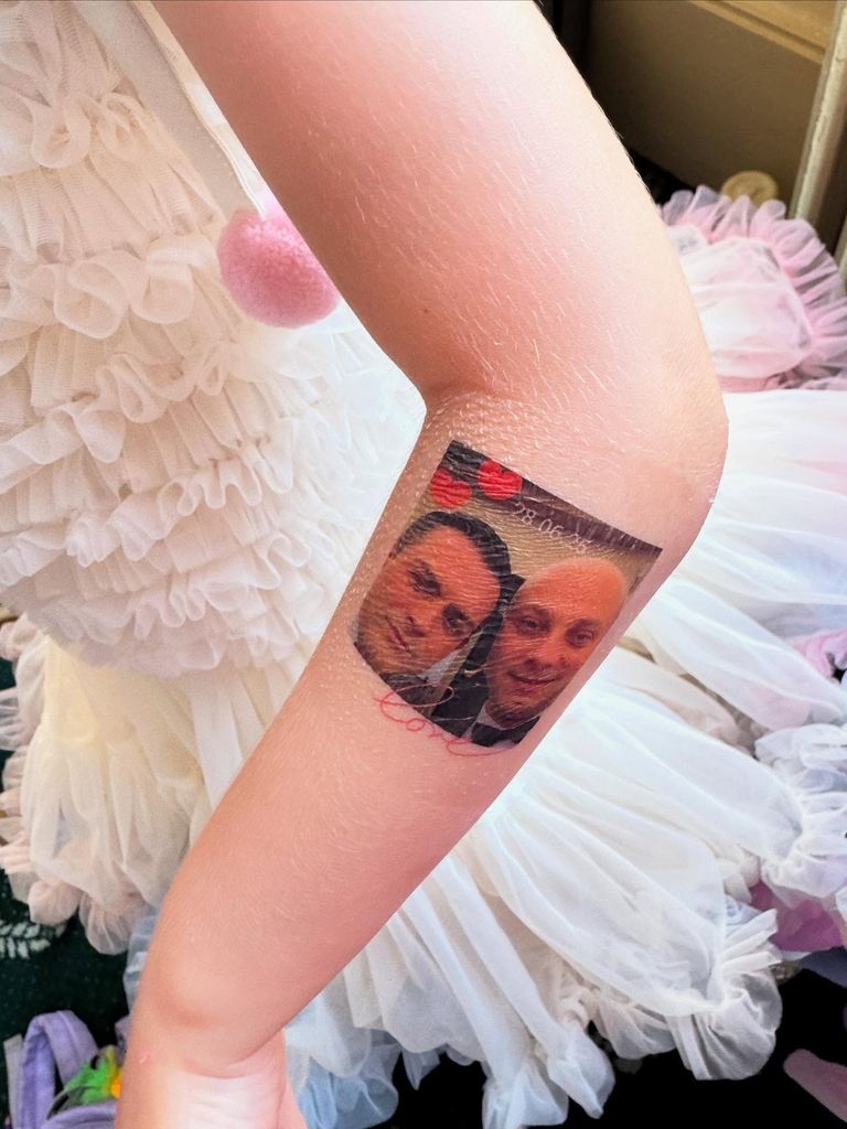 steph mcgovern's daughter showing off temporary tattoo at wedding