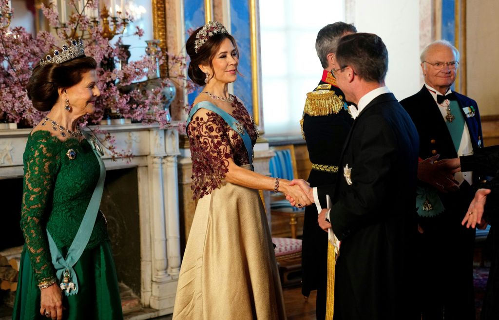 Queen Silvia of Sweden, Queen Mary  welcoming banquet guests