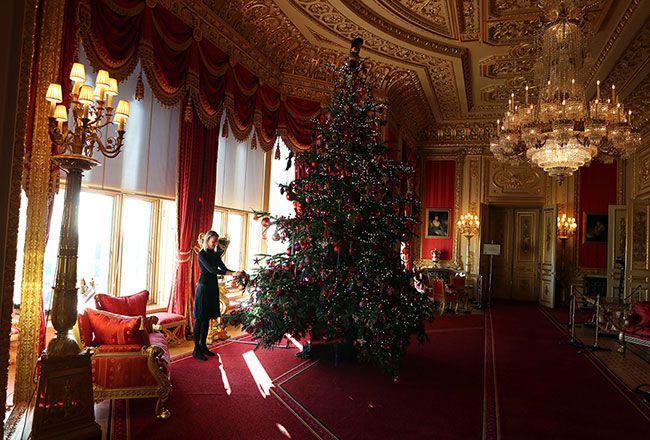 The Queen puts up incredible 20ft gold Christmas tree at Windsor Castle ...