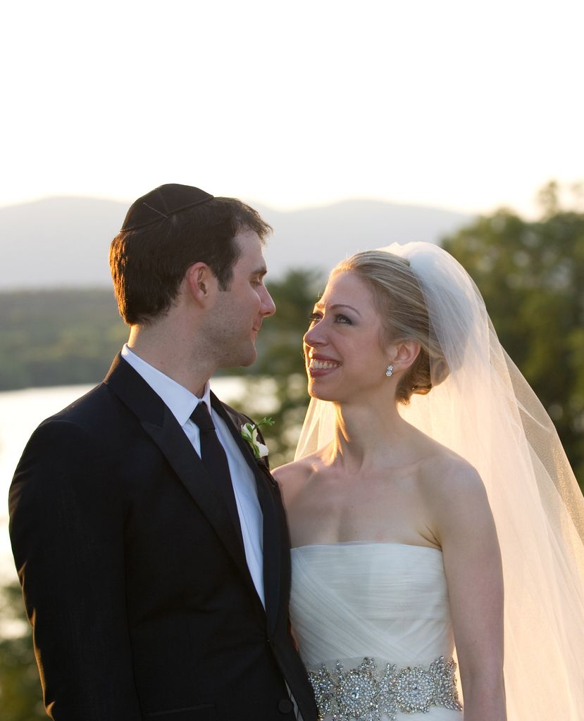 Marc Mezvinsky (L) and Chelsea Clinton pose during their wedding at the Astor Courts Estate on July 31, 2010 in Rhinebeck, New York