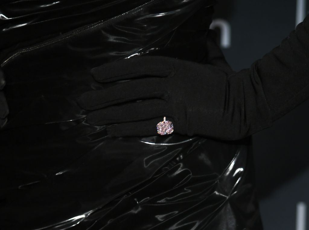 A close-up of Lauren Sanchez's engagement ring 