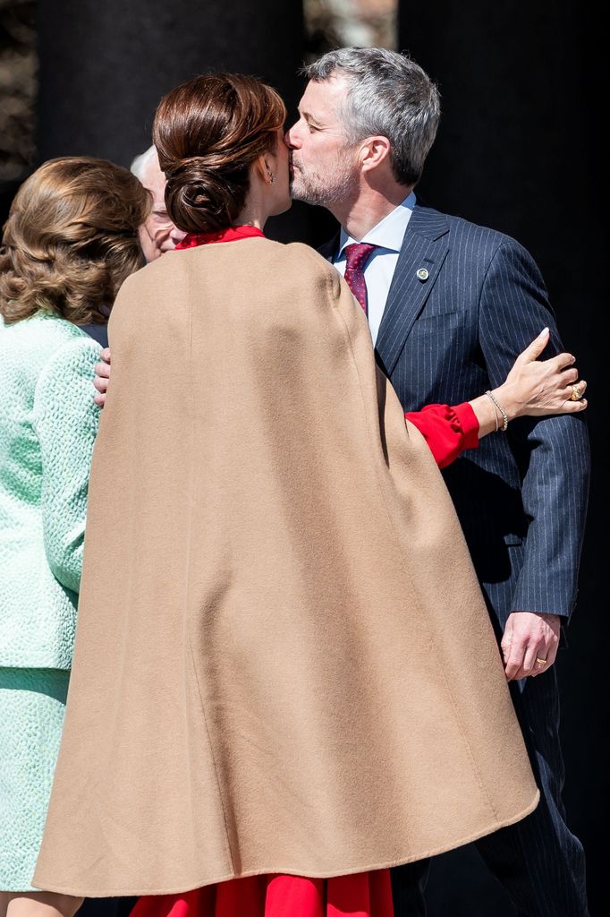 Frederik kisses Queen Mary
