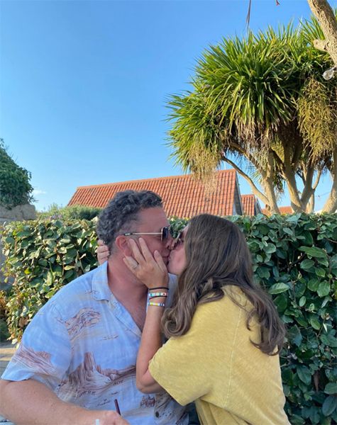 Jamie and Jools Oliver kissing