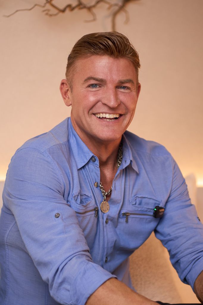 Jimmy Coco en chemise bleue