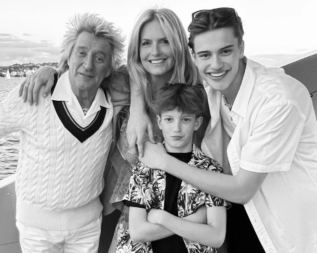 Rod Stewart, Penny Lancaster e seus dois filhos posam à beira-mar