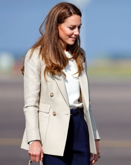 Princesa Kate usa seu blazer Reiss Larsson em um noivado real