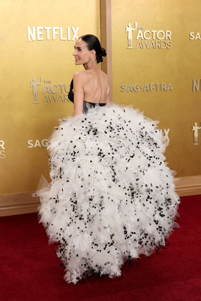 Demi Moore, 63 ans, a des fans qui font une double apparition lors de son apparition aux SAG Awards 3 La tenue de Demi était vraiment remarquable