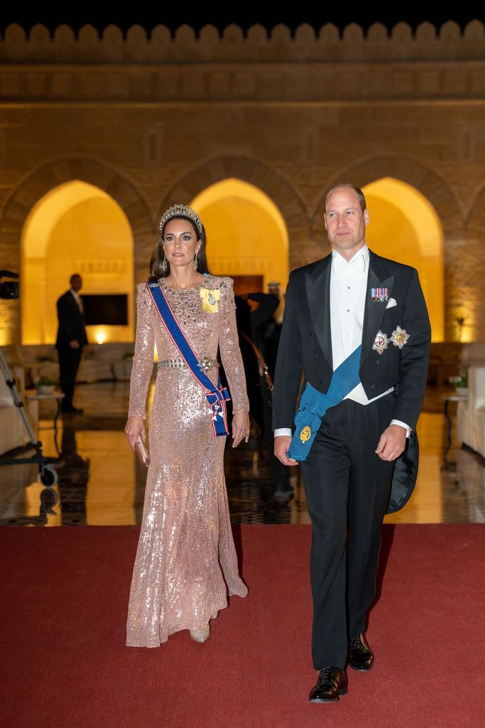 Kate Middleton usa vestido de lantejoulas e salto alto no casamento real de Jordan