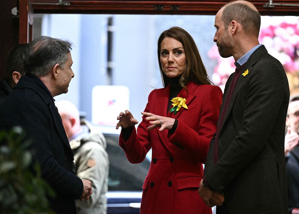 Kate and William wearing daffodil pins at Pontypridd market