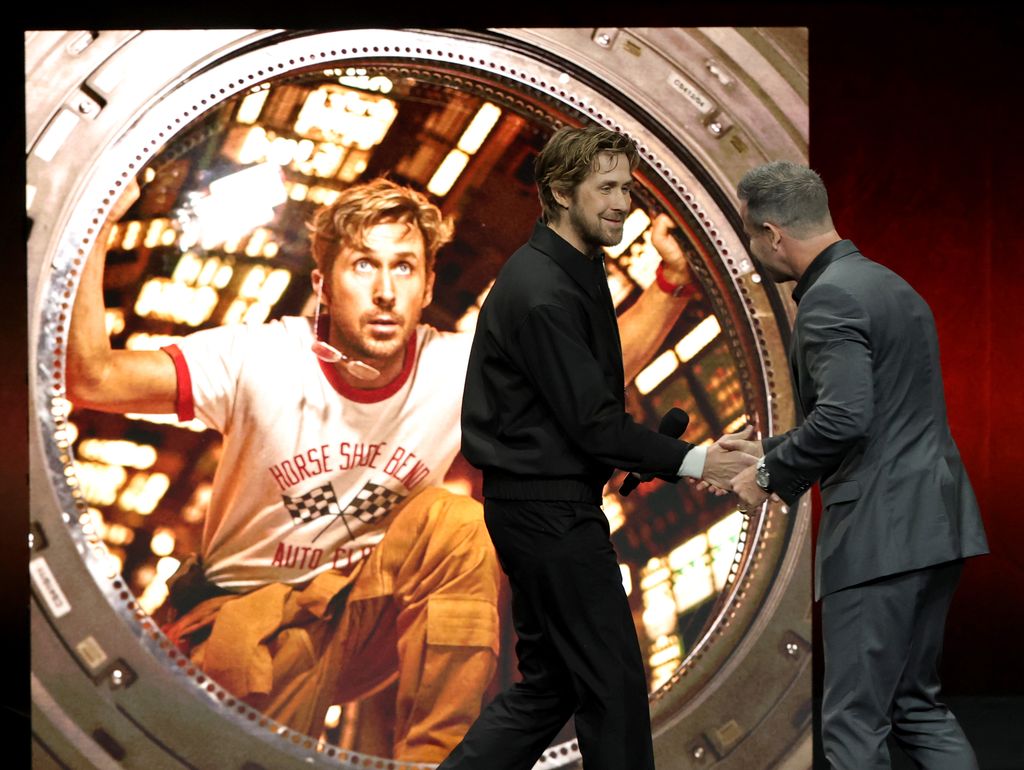 Comment les filles de Ryan Gosling et Eva Mendes suivent déjà les traces de parents célèbres 1 Ryan Gosling (à gauche) est accueilli par Kevin Wilson, responsable de la distribution en salles chez Amazon MGM Studios, qui fait la promotion du prochain film "Projet Je vous salue Marie" lors de la présentation d'Amazon MGM Studios lors de CinemaCon, la convention officielle de Cinema United, au Colosseum du Caesars Palace le 2 avril 2025 à Las Vegas, Nevada.