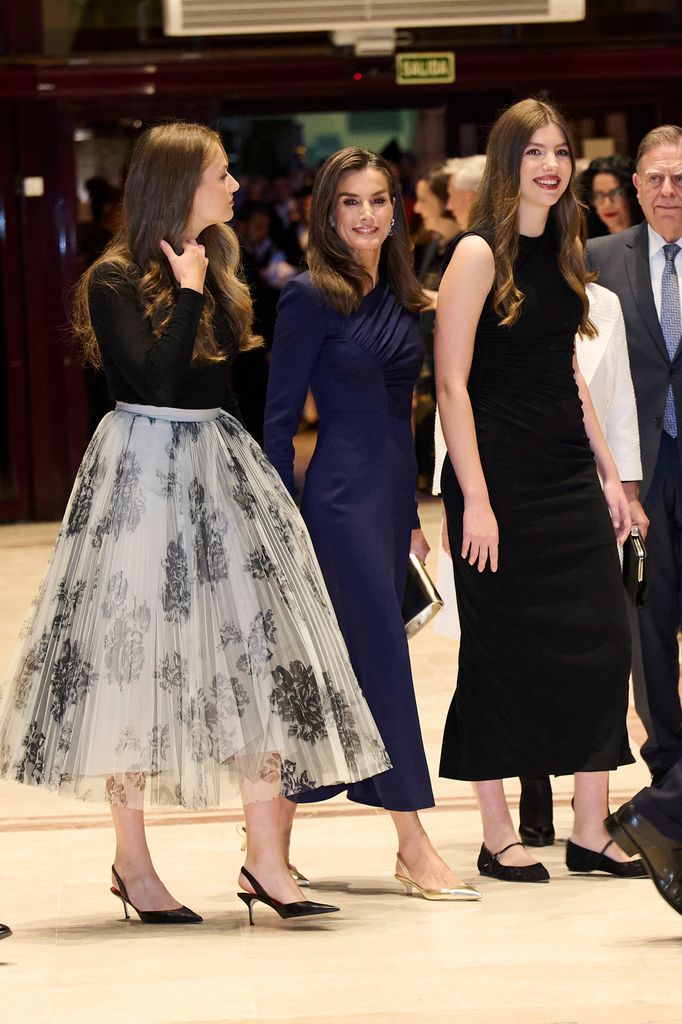 Princesa Leonor no hall de entrada com a rainha Letizia e a infanta Sofia 