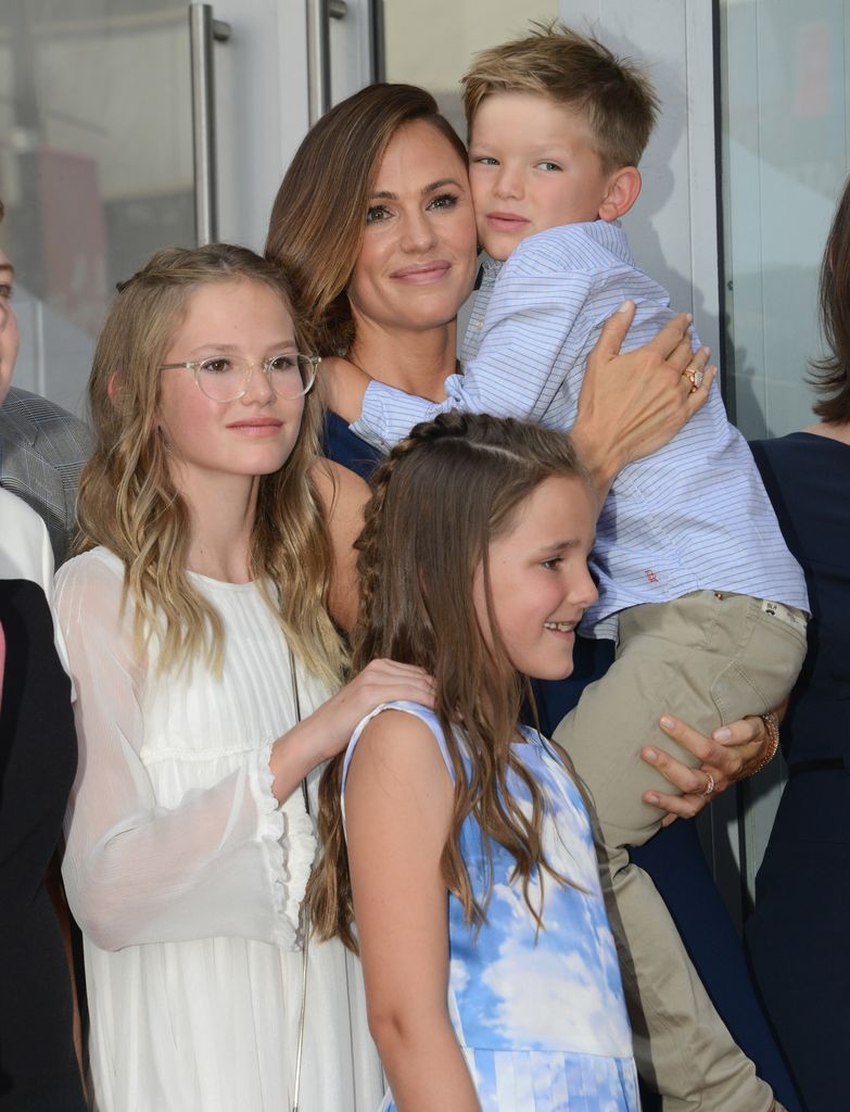 Jennifer Garner berpose bersama anak-anak Violet Affleck, Samuel Garner-Affleck dan Seraphina Rose Elizabeth Affleck selama upacara penghormatannya dengan bintang di Hollywood Walk Of Fame