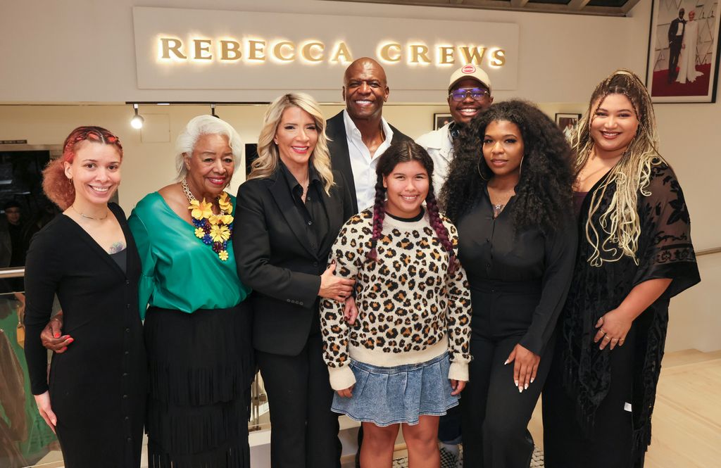 Naomi Burton-Crews, Anna King Lund, Rebecca Crews, Terry Crews, Miley Crews, Isaiah Crews, Tera Crews e Azriel Crews participam do coquetel VIP de inauguração do Rebecca Crews Flagship VIP 