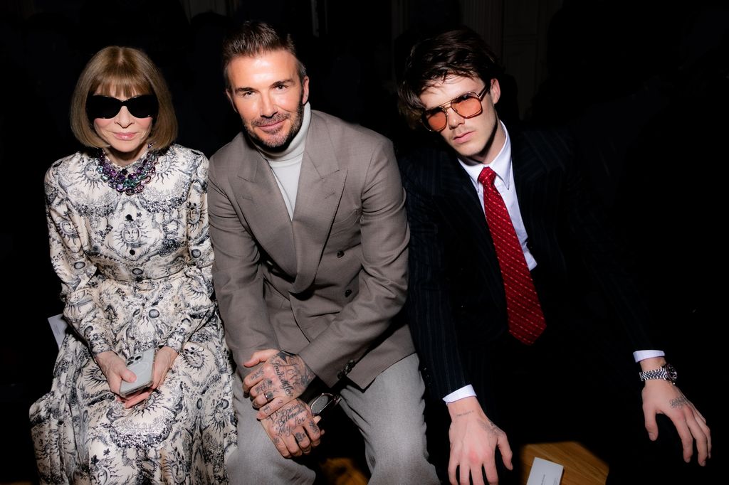 Cruz Beckham na pokazie Victoria Beckham RTW jesień 2024 w ramach paryskiego tygodnia mody Ready to Wear, który odbył się 1 marca 2024 r. w HÃ´tel Salomon de Rothschild w Paryżu, Francja. 