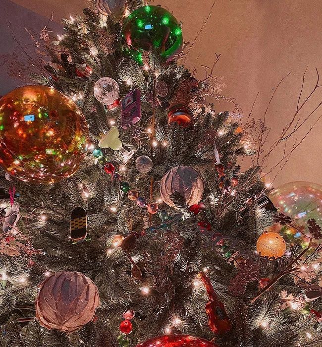gigi christmas tree colourful baubles