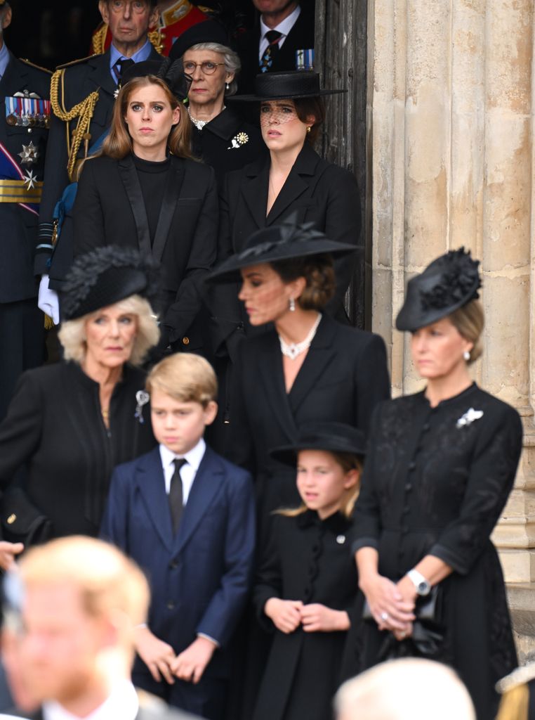Princesse Béatrice, Birgitte, duchesse de Gloucester, princesse Eugénie, Camilla, reine consort, prince George de Galles, Catherine, princesse de Galles