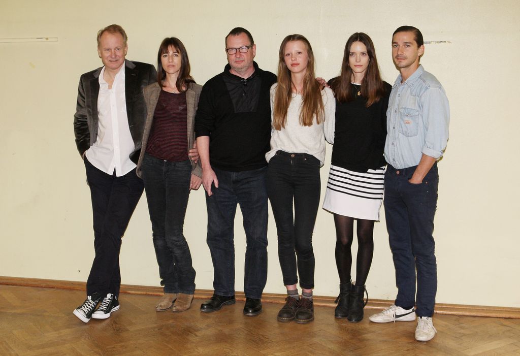 Stellan Skarsgard, Charlotte Gainsbourg, Lars von Trier, Mia Goth, Stacy Martin et Shia LaBeouf assistent à la "Nymphomane" Séance photo 