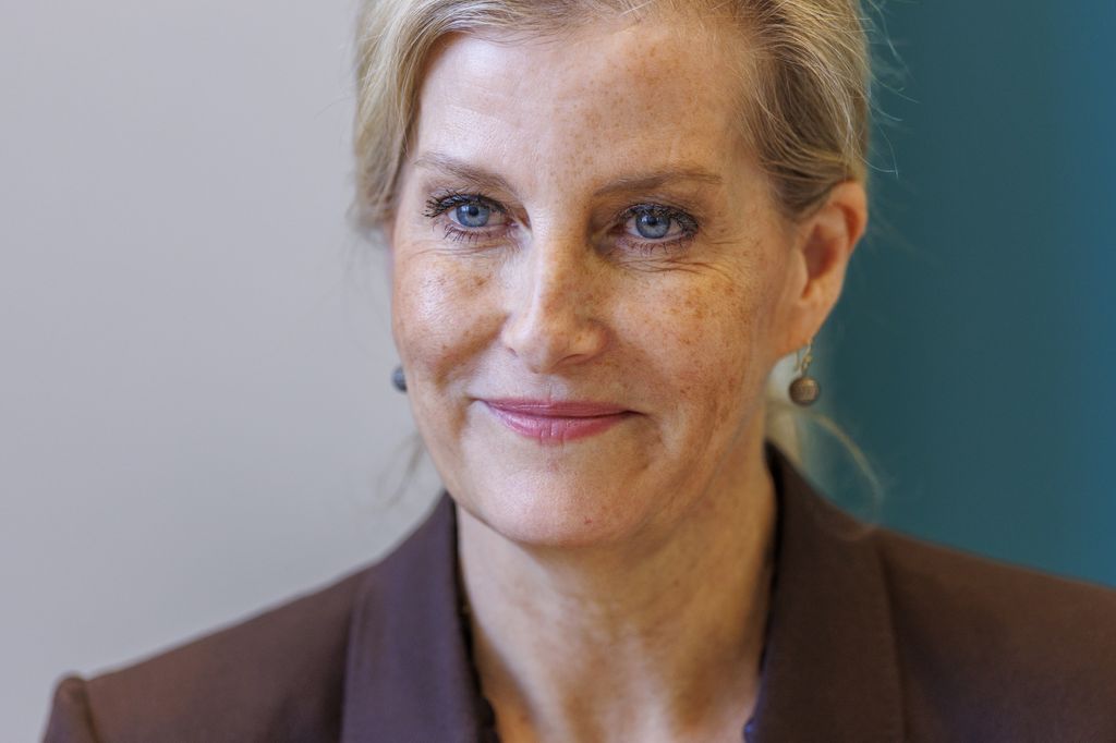 La duchesse d'Édimbourg en gros plan dans un blazer marron