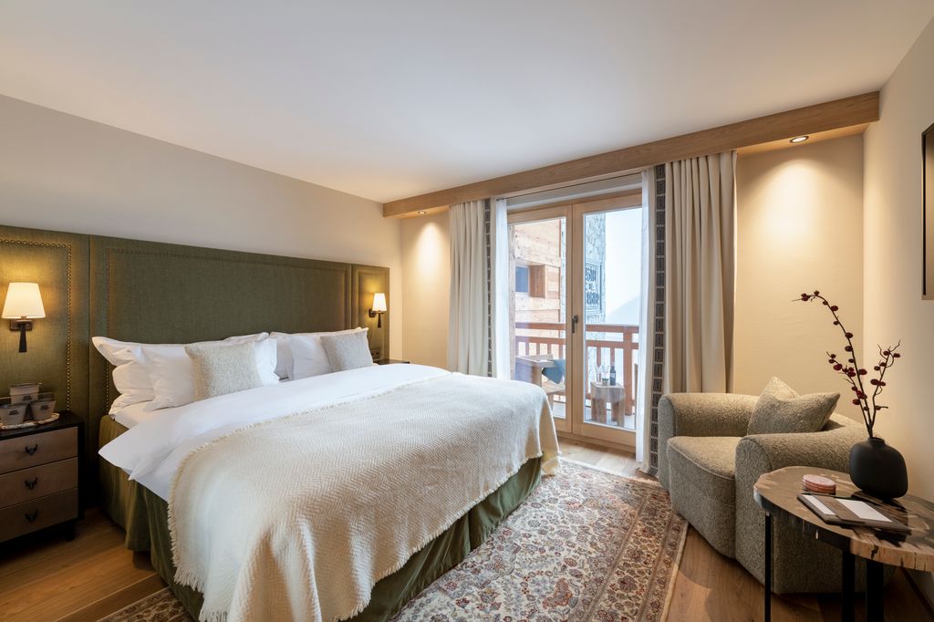 Cosy Deluxe room offering stunning views towards Place Centrale
