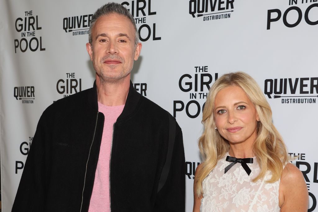 Freddie Prinze Jr. (L) and Sarah Michelle Gellar (R) stood together smiling 